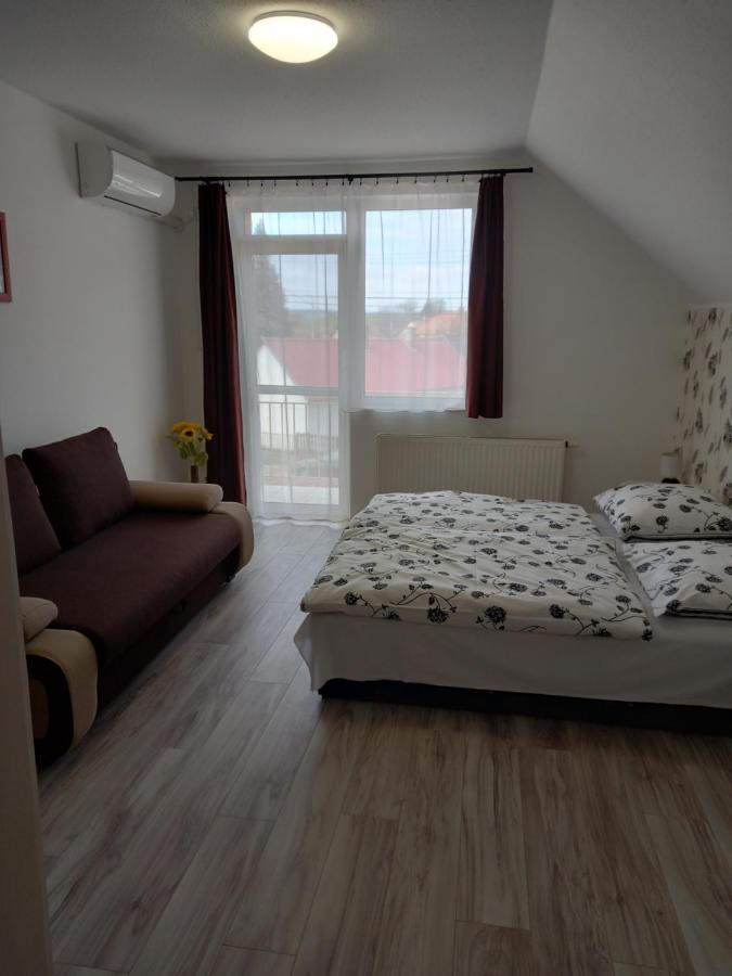 Napsugár Vendégház Újudvar Esterno foto