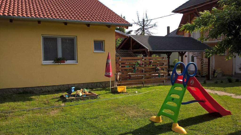 Napsugár Vendégház Újudvar Esterno foto